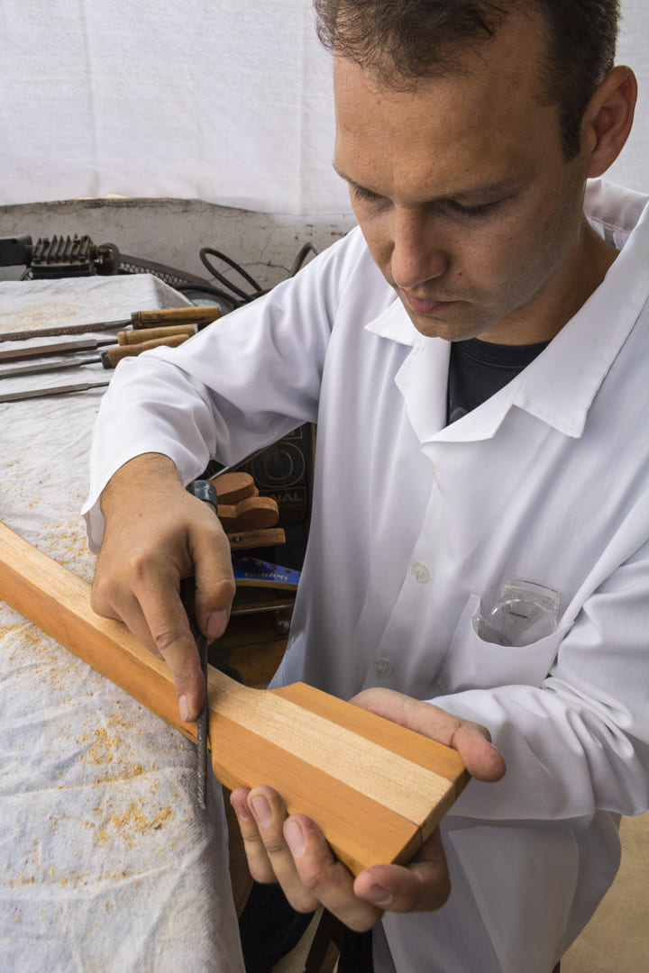 Luthier perassoli retificando braço de guitarra