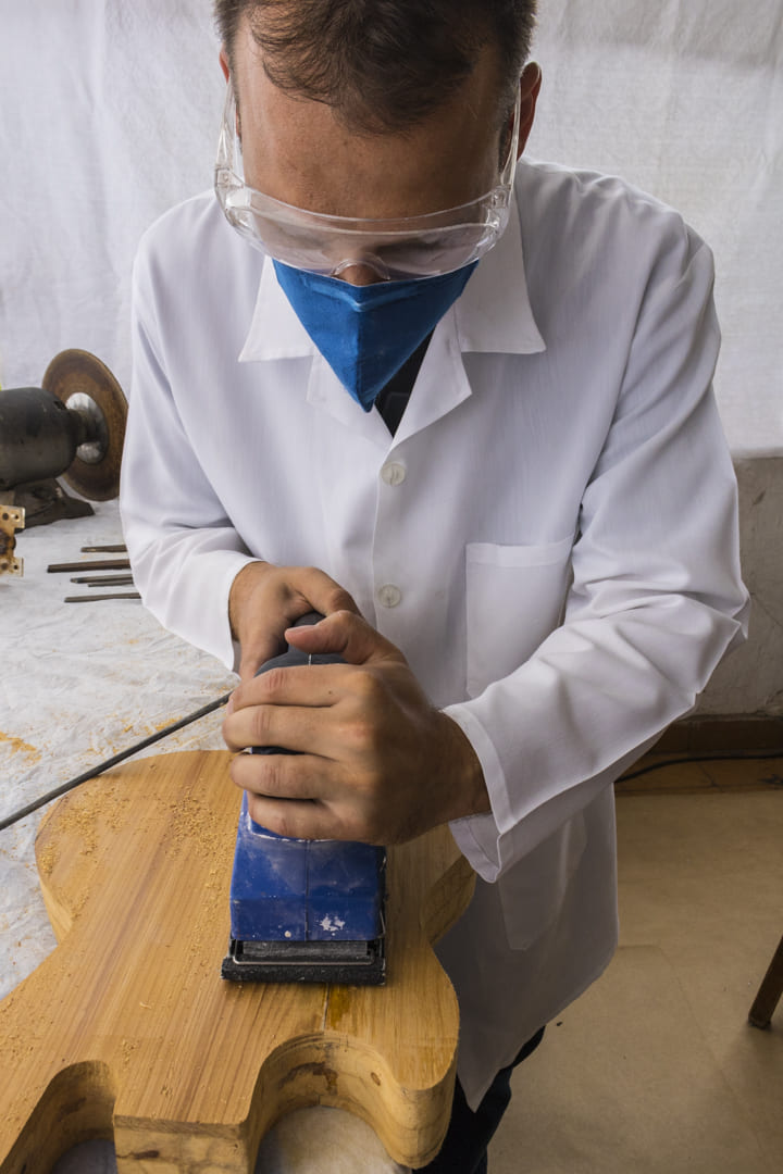 Luthier perassoli construindo corpo de guitarra