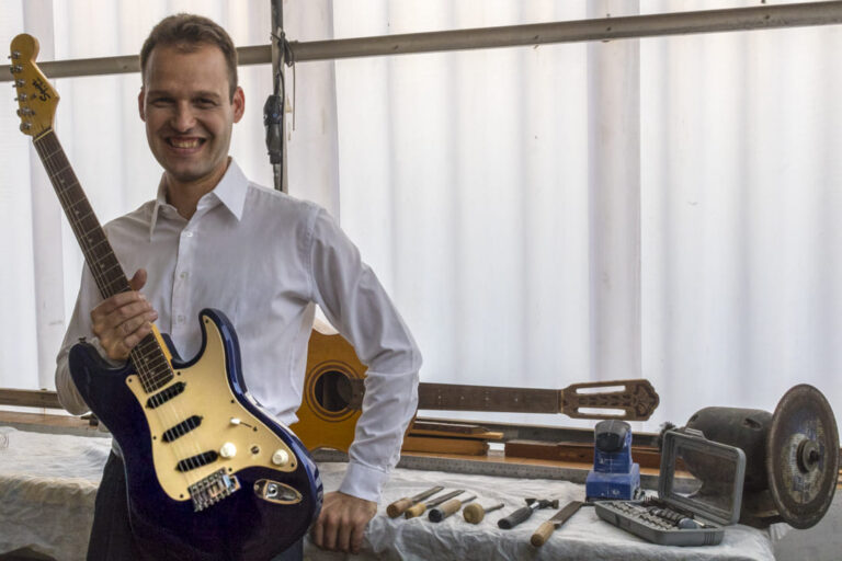 luthier perassoli com sua guitarra e suas ferramentas